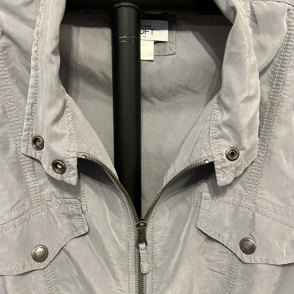 Ann Taylor Loft light gray shirt sleeve utility top. Zip front large - Picture 3 of 4